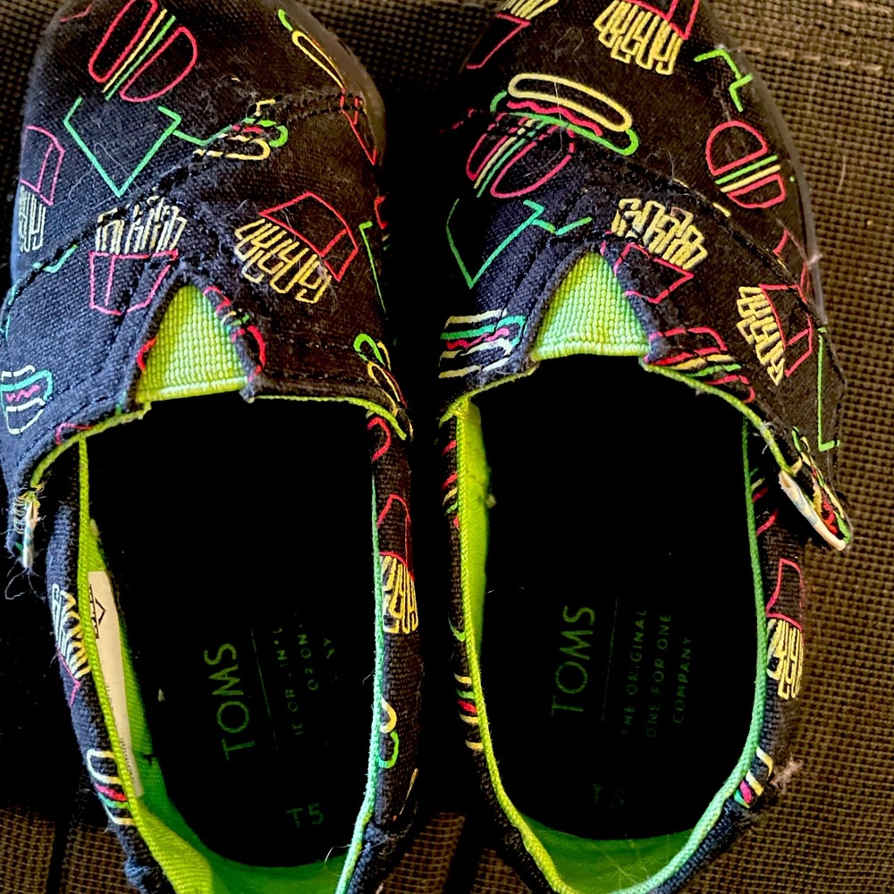 Toms tiny happy meal slip on shoes